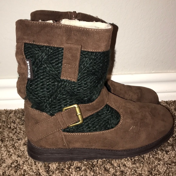 Shoes - Picture 2 of 3